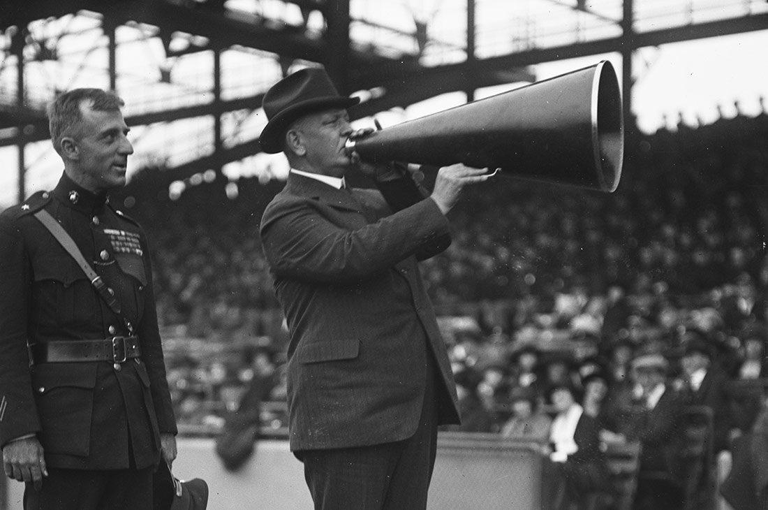 Edwin Denby amb megàfon al camp de joc, 1922
